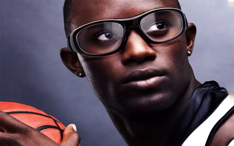 Hombre con balón de baloncesto y gafas para regatear